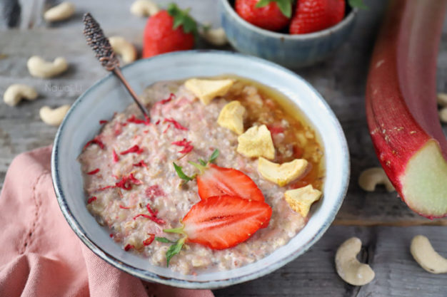 porridge aux fraises et à la rhubarbe