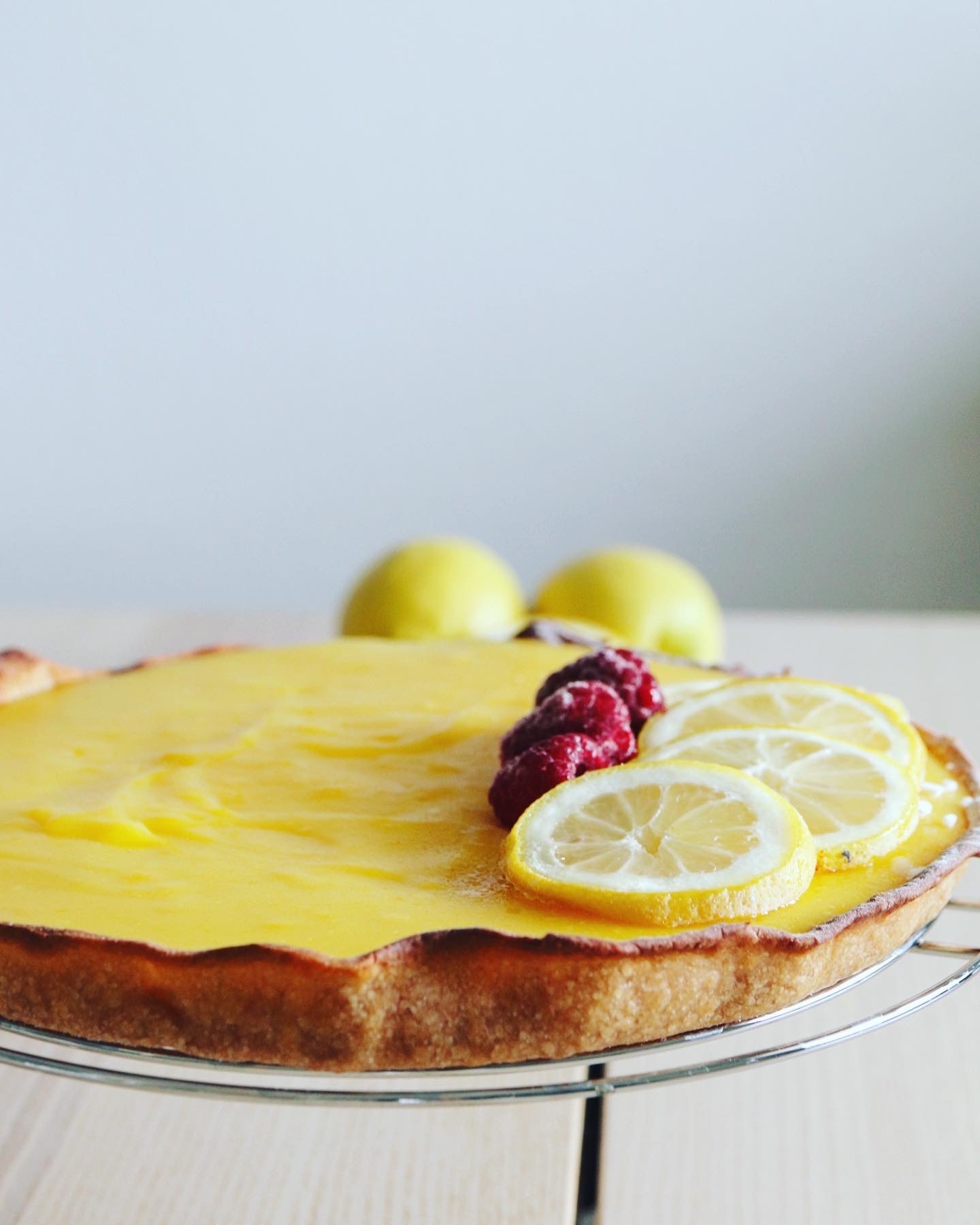 Lemon ginger pie, decorated with lemon slices